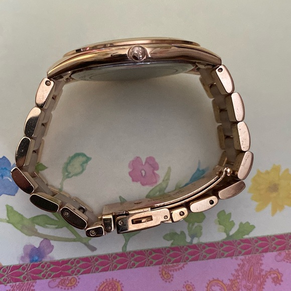 Beautiful Michael Kors MK 4294 Goldtone Classic Slim Runway Unisex Wristwatch - Picture 4 of 12